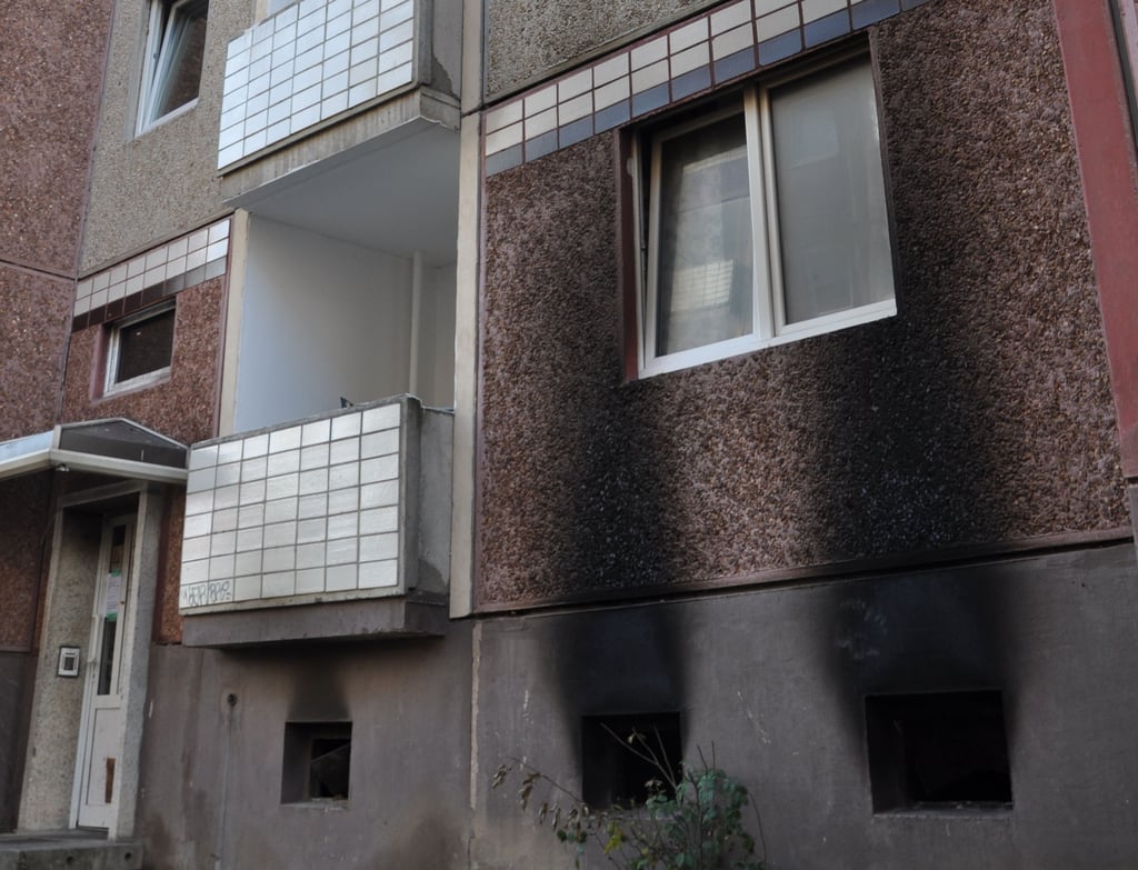 An der Fassade des Plattenbaus in Magdeburgs Stadtteil Neue Neustadt sind die Brandschäden noch gut zu erkennen. Im Keller war das Feuer ausgebrochen.