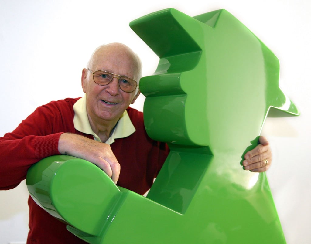 Der Erfinder des Ampelmännchens, Karl Peglau, mit einem überdimensionalen Ampelmännchen.