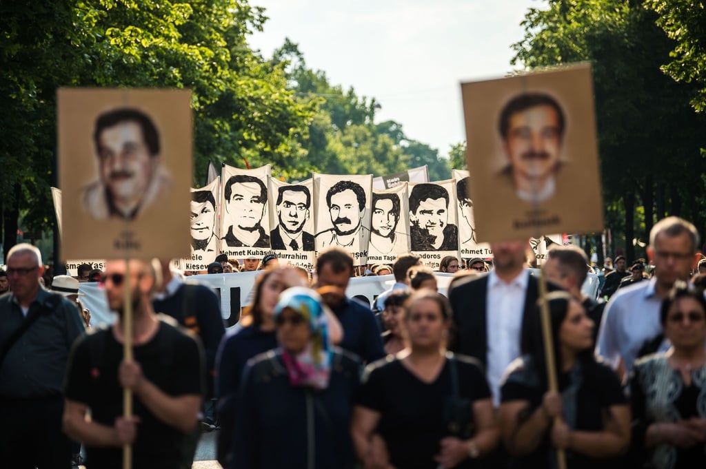 Demonstranten während einer Kundgebung mit Porträt-Abbildungen der NSU-Opfer im August 2018 in München.