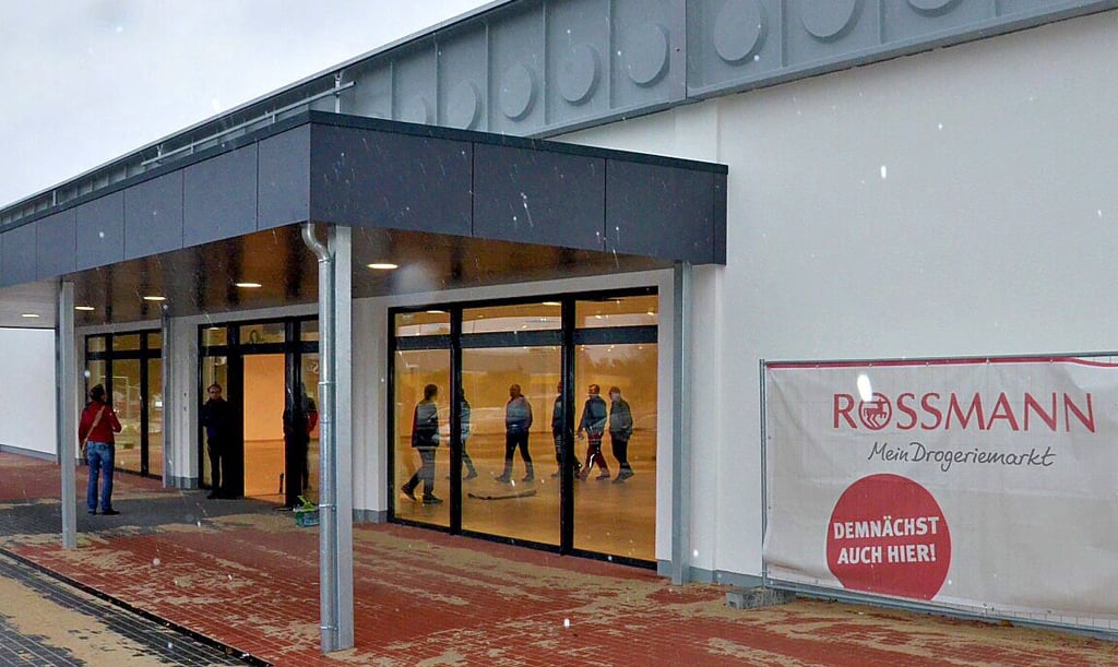 Hinter dem neu gestalteten Eingang tut sich etwas: Am Freitag (15. Oktober) übergab die Hoch- und Tiefbau Salzwedel die neuen Räumlichkeiten für Rossmann an die Artus Grundstücksverwaltung.