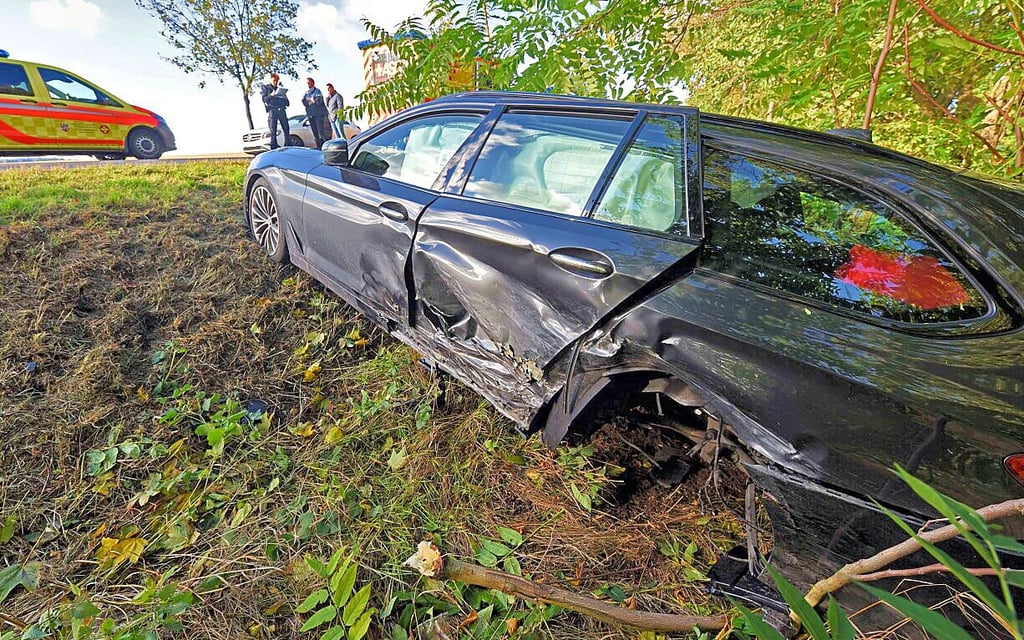 Auch für den anderen am Unfall beteiligte Pkw war neben der Straße Endstation.