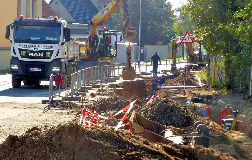 Auf dem Fußweg werden Gas- und Wasserleitungen erneuert. Gebaut wird im ersten Abschnitt bis April 2022.