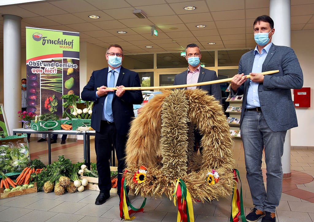 Die 2021er Erntekrone wird überreicht.