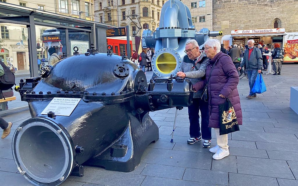Das weckt Erinnerungen: Joachim und Annemie Pötzsch sehen sich eine hallesche Pumpe von 1928 an.