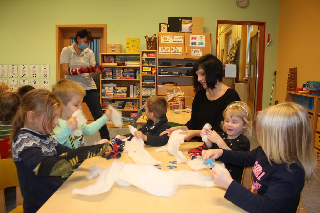 Die Anfertigung von verschiedenen Sockentierchen bereitete den Kindern in der "Villa Kunterbunt" viel Freude. An diesem Tisch gab ihnen unter anderem Erzieherin Susanne Gebhardt Hilfe dabei.
