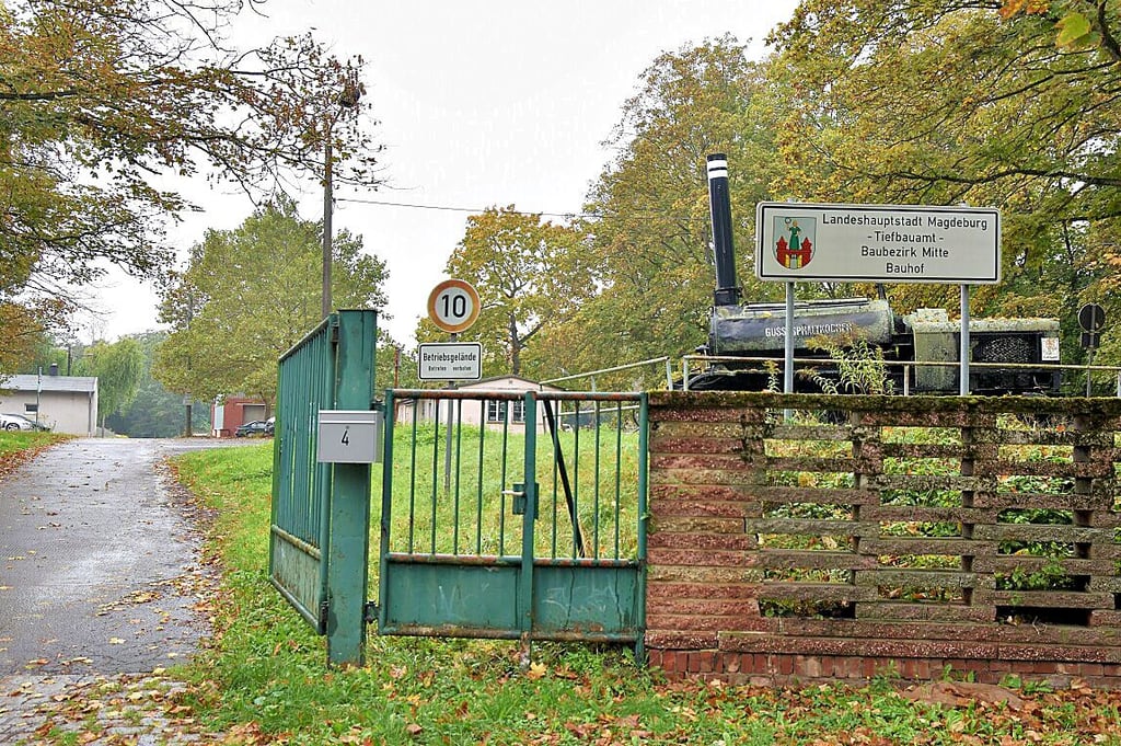 Eingang zum alten Bauhof am Winterhafen in Magdeburg.