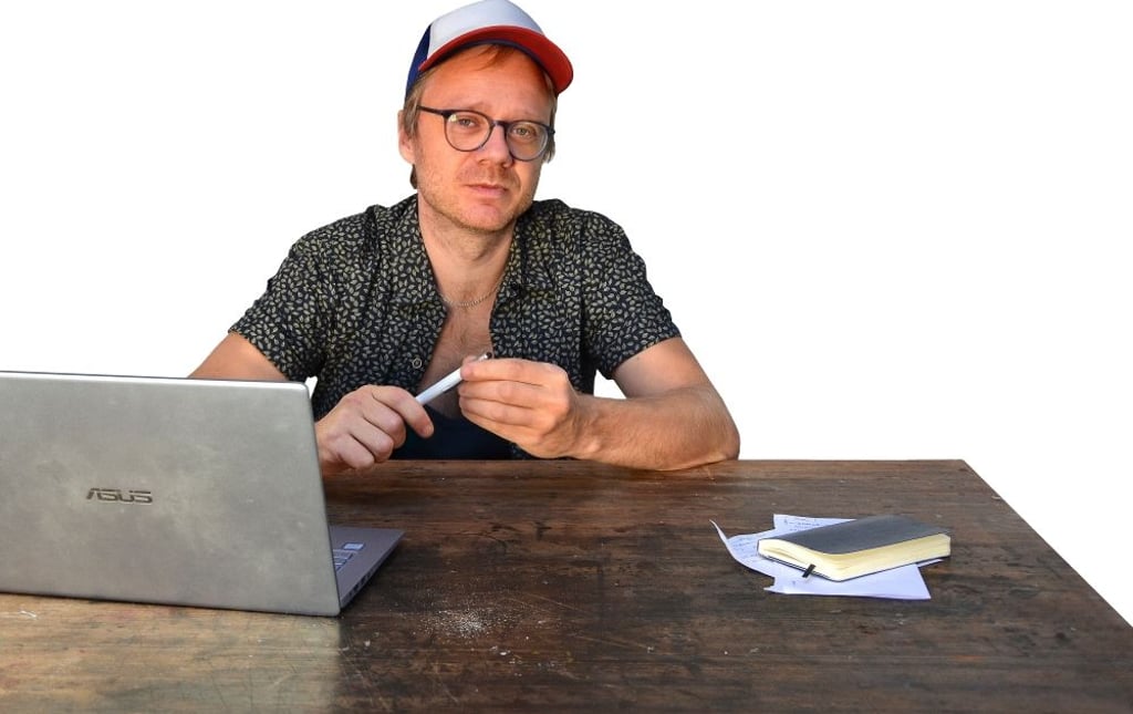 An seinem Lieblingsplatz: Im Arbeitsraum des Künstler- und Stipendiatenhauses schreibt Paul Jeute an seinem Projekt „Orten“.