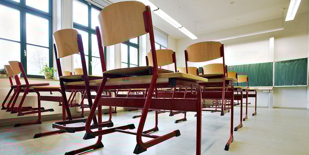 Ein verwaistes Klassenzimmer. Weil die Unterrichtsversorgung auch im Salzlandkreis durch den Lehrermangel lange nicht überall die angestrebten 104 Prozent, sondern oftmas weniger beträgt, kommt es immer wieder zu Unterrichtsausfall und leeren Klassenzimmer.