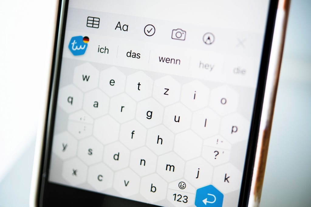 Sieht komisch aus, mit dem Tutorial und einem Online-Übungsspiel sitzt die Wabentipperei mit Typewise nach knapp einer Woche schon ganz gut.