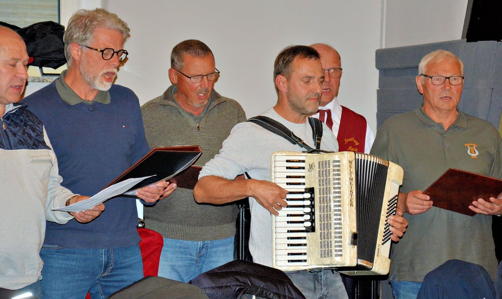 Wenn der Miester Männerchor von der Heimat sang, dann wurde auf dem Saal mitgeschunkelt und gesungen. Foto: Stefanie Brandt