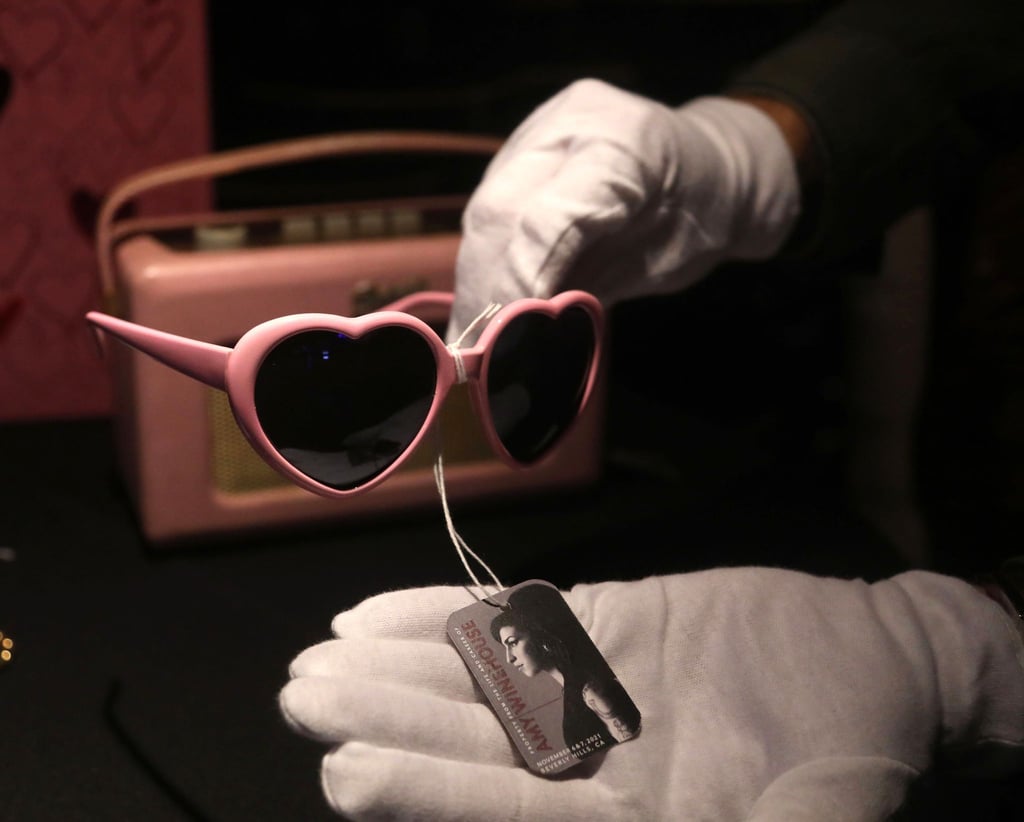 Eine herzförmige Brille von Amy Winehouse ist im Hard Rock Cafe am Times Square zu sehen. Vor einer großen Versteigerung in Kalifornien sind persönliche Gegenstände der verstorbenen Sängerin in New York ausgestellt worden.