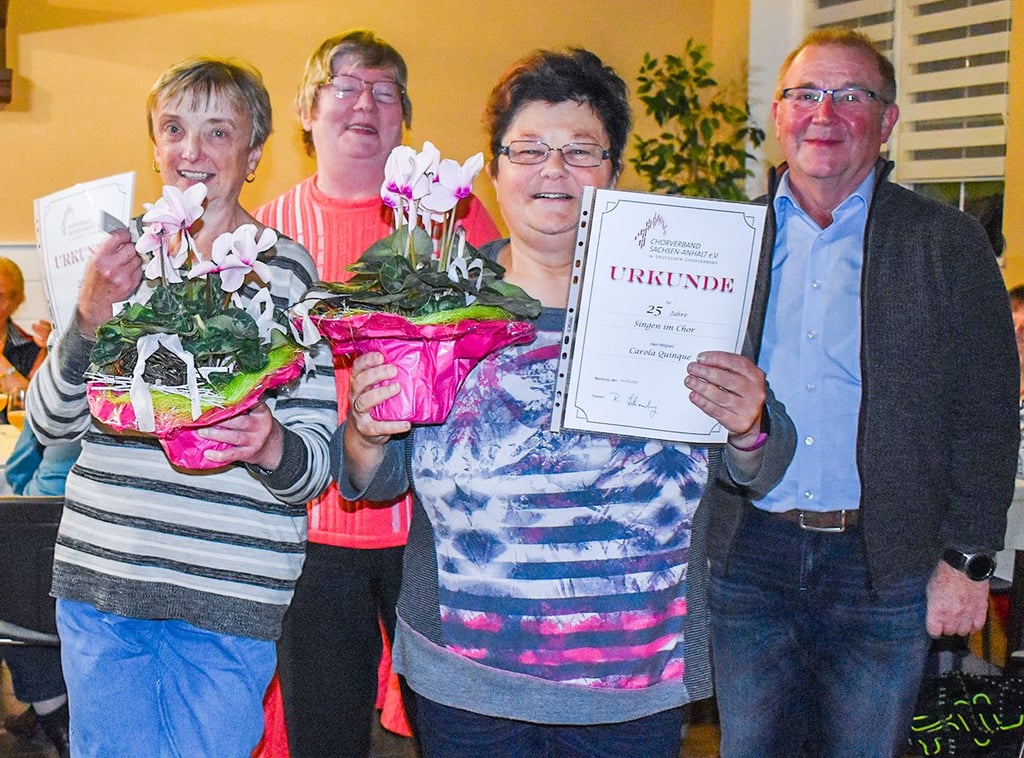 Auszeichnung für „25 Jahre Singetätigkeit“: Gabriele Quaas, Vorstandsmitglied Annemarie Bogen, Carola Quinque und Chef Günther Wagner (v. l.).