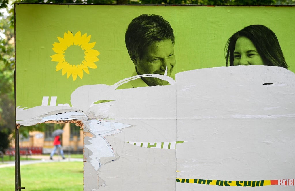 Ein zerstörtes Wahlplakat von Bündnis 90/Die Grünen mit den Portraits von Robert Habeck und Annalena Baerbock. (Archivbild)