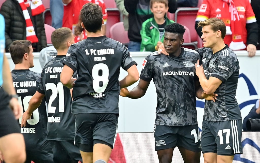 Die Mannschaft des 1. FC Union bejubelt das 1:1 von Taiwo Awoniyi (2.v.r). Kurz darauf legt der Stürmer zur Berliner Führung nach.