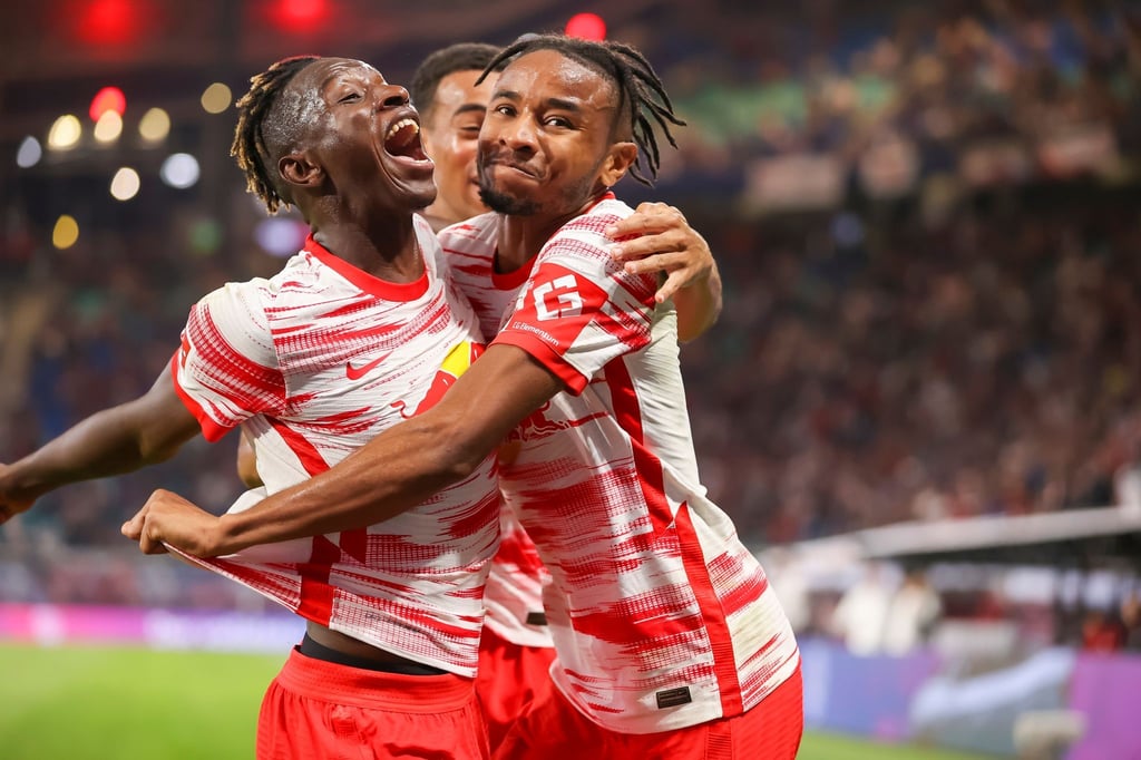Leipzigs Amadou Haidara (l-r), Tyler Adams und Christopher Nkunku jubeln nach Nkunkus Treffer zum 3:0.