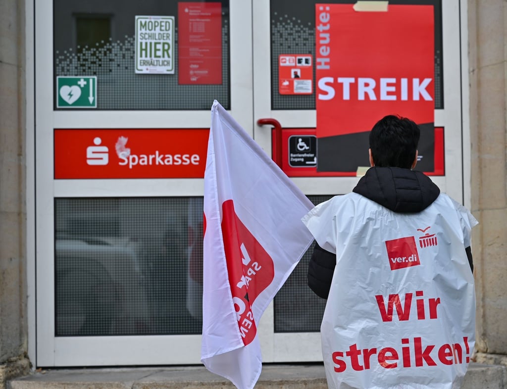 Streikpotsten vor der Tür der Sparkasse Märkisch-Oderland in Strausberg.