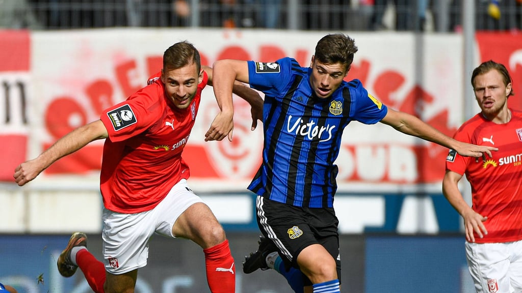 Halles Michael Eberwein im Zweikampf mit Saarbrückens Luca Kerber.