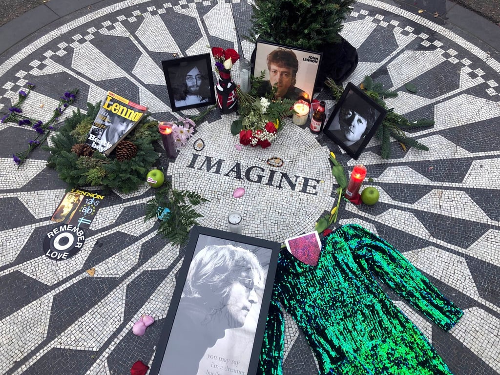 Fotos, Blumen und Kerzen an der Gedenkstätte „Strawberry Fields“ in New Yorks Central Park.
