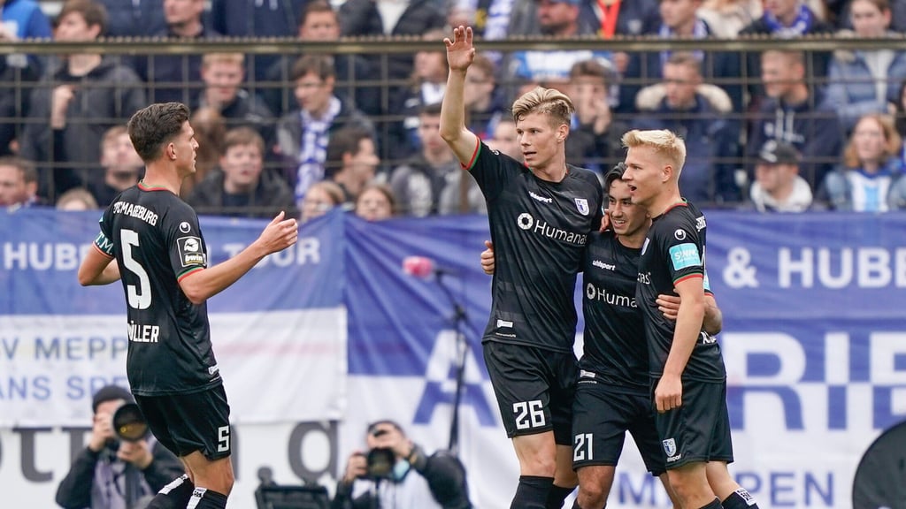 Der 1. FC Magdeburg jubelt in Meppen.
