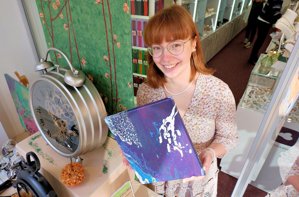 Anna Sophie Panick nennt dieses Bild „Farbexplosion“. Zu sehen ist es im Schmuckgeschäft ihrer Mutter.