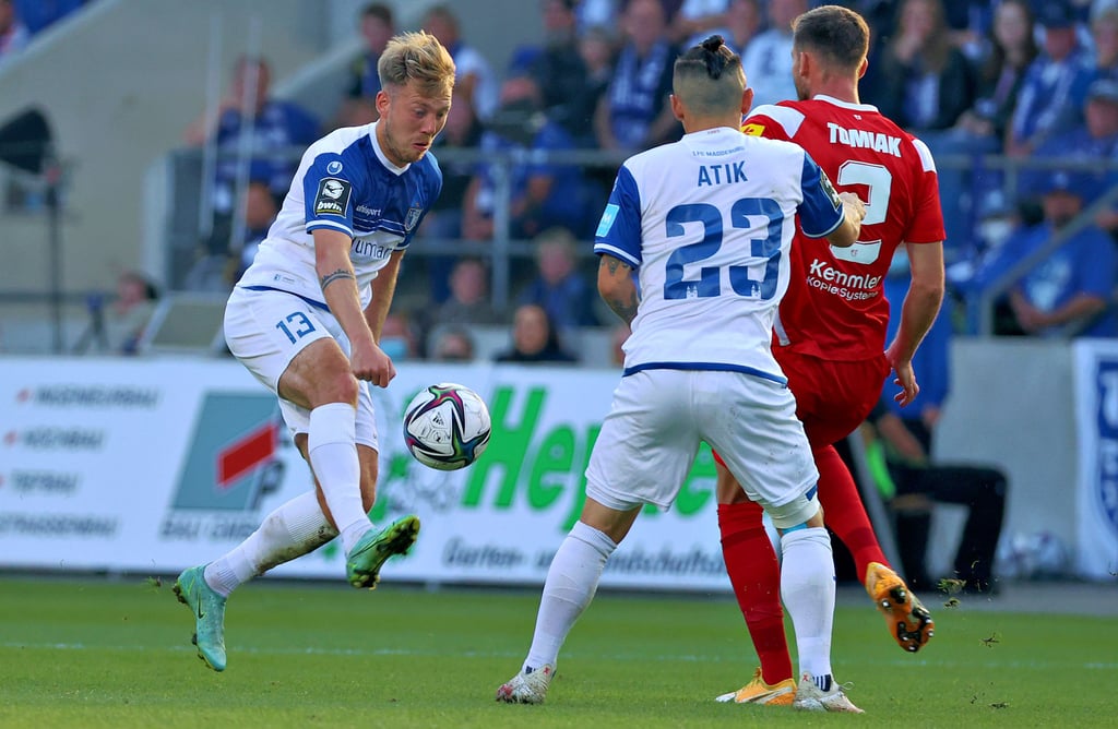 Hinter Offensivkünstlern wie Baris Atik steht Connor Krempicki (l.) beim 1. FC Magdeburg häufig in der zweiten Reihe – doch ist der Zentrumsspieler der eigentliche Erfolsgarant.