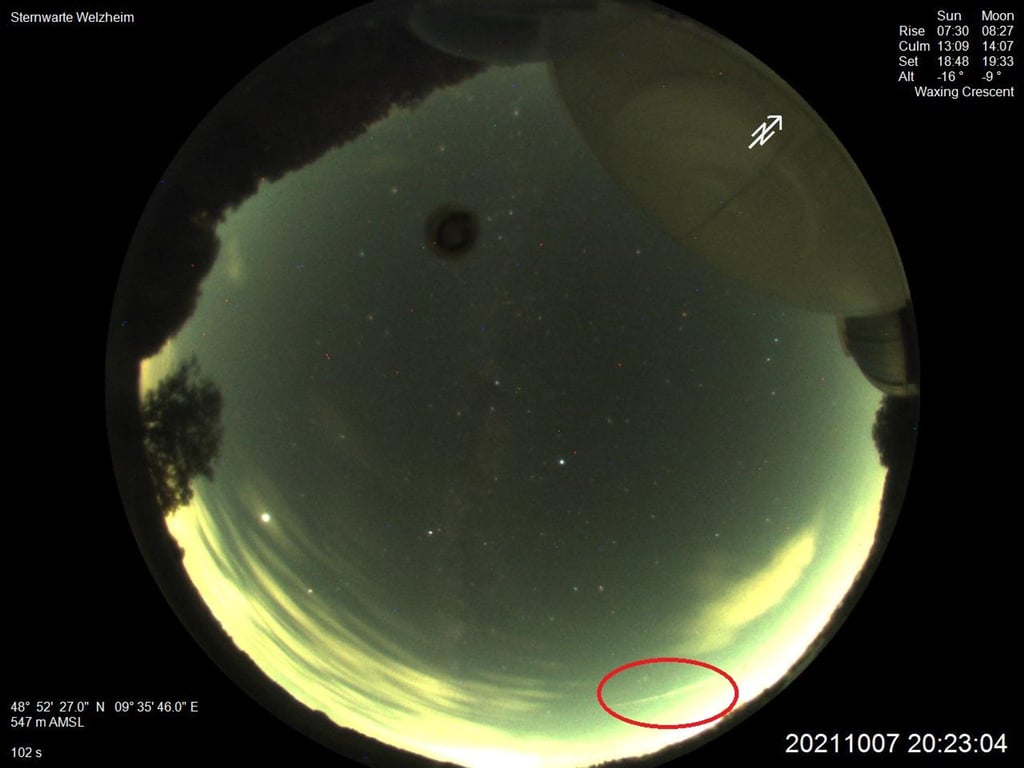 Die Aufnahme einer automatischen Meteorkamera der Sternwarte Welzheim zeigt einen Feuerball über Süddeutschland.