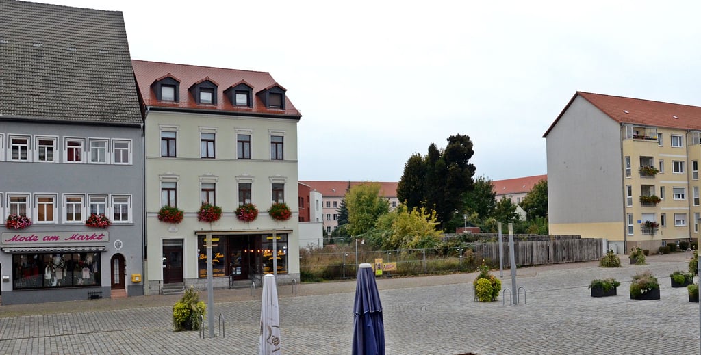 Die Lücke zwischen Friseurgeschäft und Neubaublock auf dem Zerbster Markt soll nun doch geschlossen werden. Entstehen sollen zwei Gebäude, in denen betreutes Wohnen angeboten werden soll. Baustart könnte 2023 sein. Knackpunkt bleibt allerdings ein Gewölbekeller unter einem der beiden Grundstücke.
