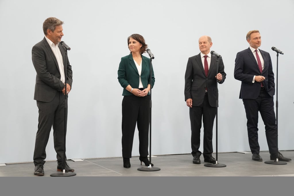 Robert Habeck (l-r), Annalena Baerbock, Olaf Scholz und Christian Lindner auf der Pressekonferenz nach den Sondierungsgesprächen.