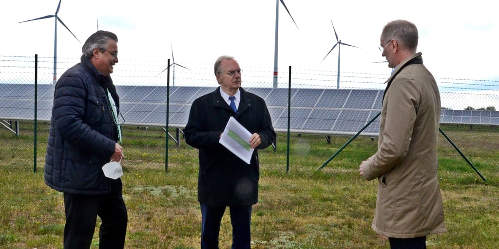 Von links: Chriss Döhring, Geschäftsführer Biomassehof Zerbst, Ministerpräsident Reiner Haseloff (CDU) und Bürgermeister Andreas Dittmann (SPD) am Rande der Unterzeichnung der Kooperationsvereinbarung mit den am Projekt grüner Wasserstoff aus Zerbst beiteligten Unternehmen im Zerbster Energiepark auf dem Flugplatz.