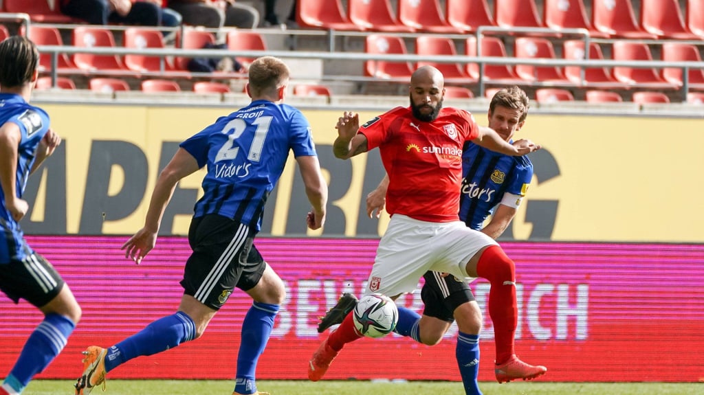 Terrence Boyd setzt sich in dieser Szene gegen Saarbrücken durch.