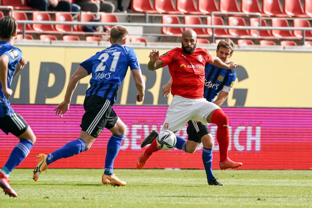 Terrence Boyd setzt sich in dieser Szene gegen Saarbrücken durch.