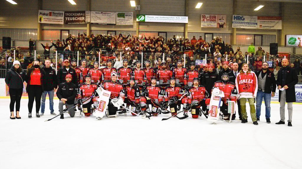 Gruppenfoto nach dem Heimsieg der Saale Bulls gegen Rostock im Oktober 2021.