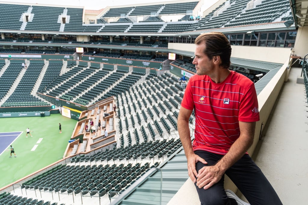 Tommy Haas blickt auf den Court im Stadion von Indian Wells, wo er Turnierdirektor ist.