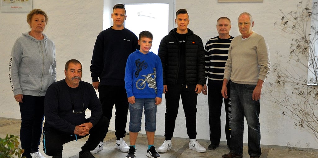 Der Rassegeflügelzuchtverein Großmühlingen feierte am Wochenende seine Kreisjugenjungtierschau. Simone und Rudi Lorenz, Vincent und Dominik Richter, Jens Kubbe und Vorsitzender Holger Zwernemann (von links nach rechts) freuten sich über 101 Tiere. Linus Wätcke (Mitte) gewann bei den Jugendwahl.