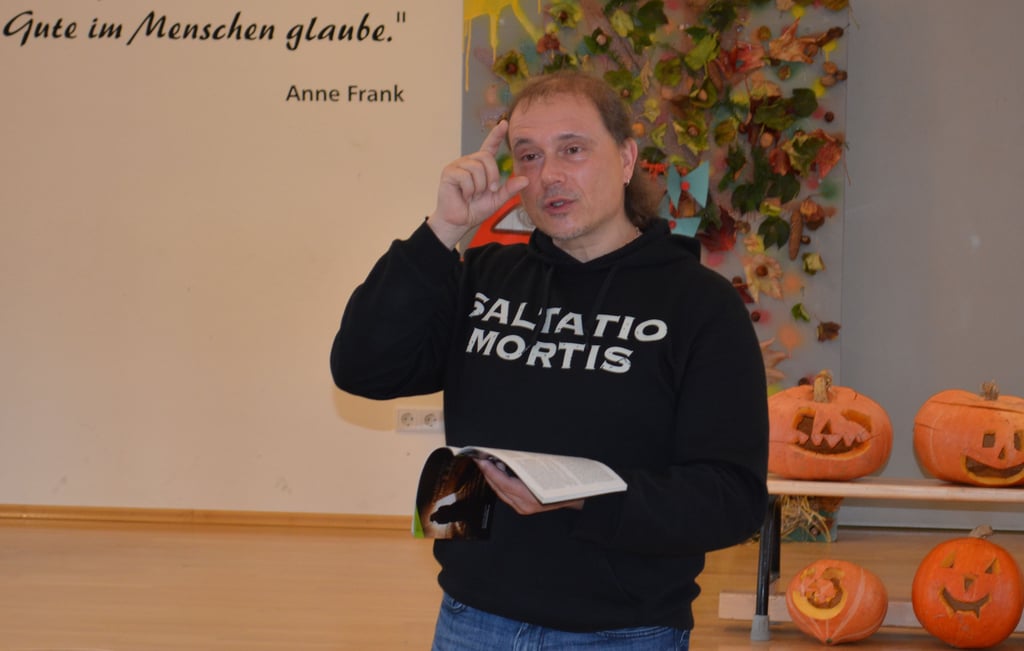 Hex, hex: Die Mädchen und Jungen der Anne-Frank-Schule Osterburg hingen Thilo Schwichtenberg förmlich an den Lippen.