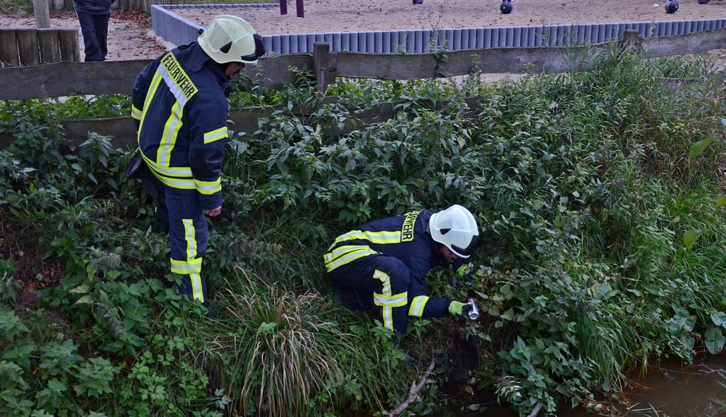 Jugendliche werfen in Zerbst nahe der Schwimmhalle eine mit Benzin gefüllte Getränkedose in die Nuthe, die die Feuerwehr hier aus dem Wasser fischt