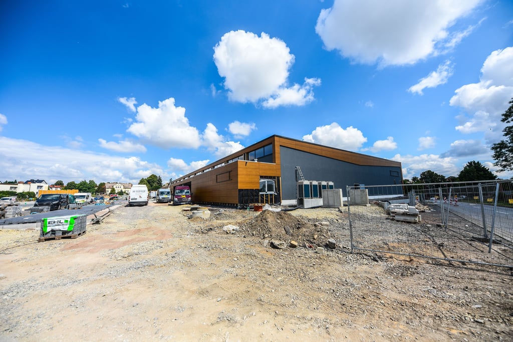 Im August 2020 haben die Bauarbeiten für den neuen Busbahnhof, den Rewe-Markt und einen neuen Innenstadtparkplatz in Querfurt begonnen.