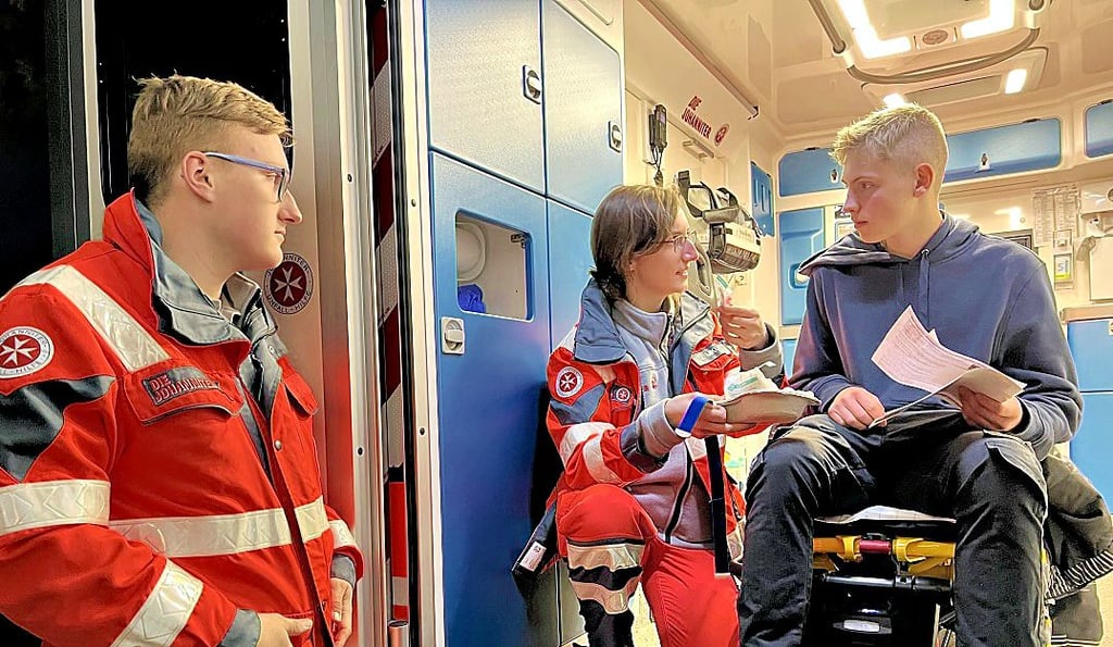 Am Rettungswagen der Johanniter-Unfall-Hilfe interessierte sich Leon Wiezorreck für die Ausbildung zum Rettungssanitäter.