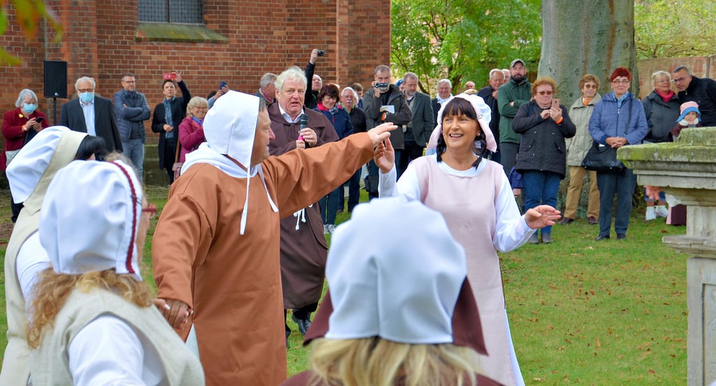 Das böse Bauernvolk, das mit seinem Tanz den Priester Rupertus (Roland Halang) in Rage brachte, wurde gespielt von Mitgliedern der Interessengemeinschaft Karneval.