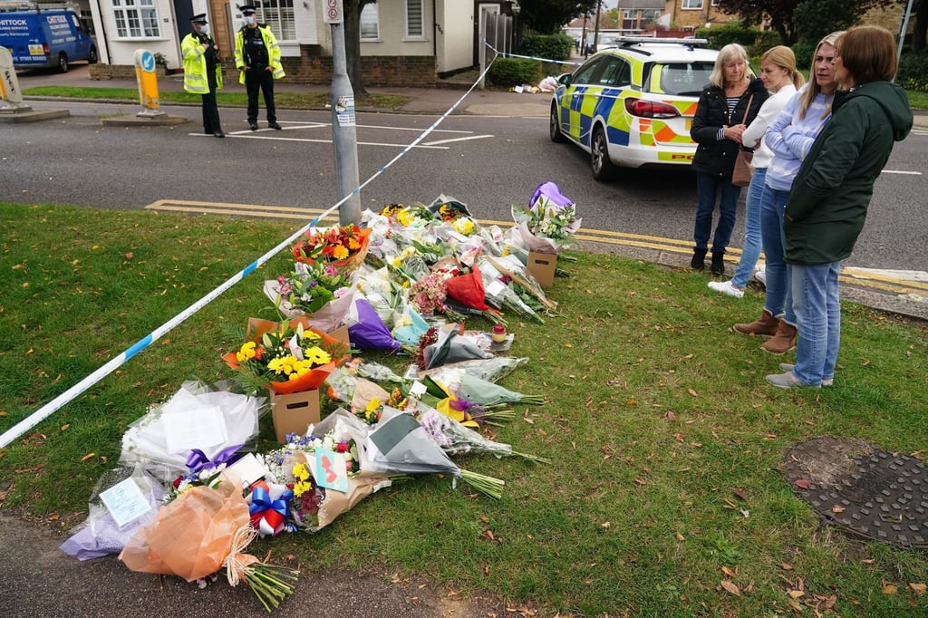 Blumen liegen am Tatort in Leigh-on-Sea
