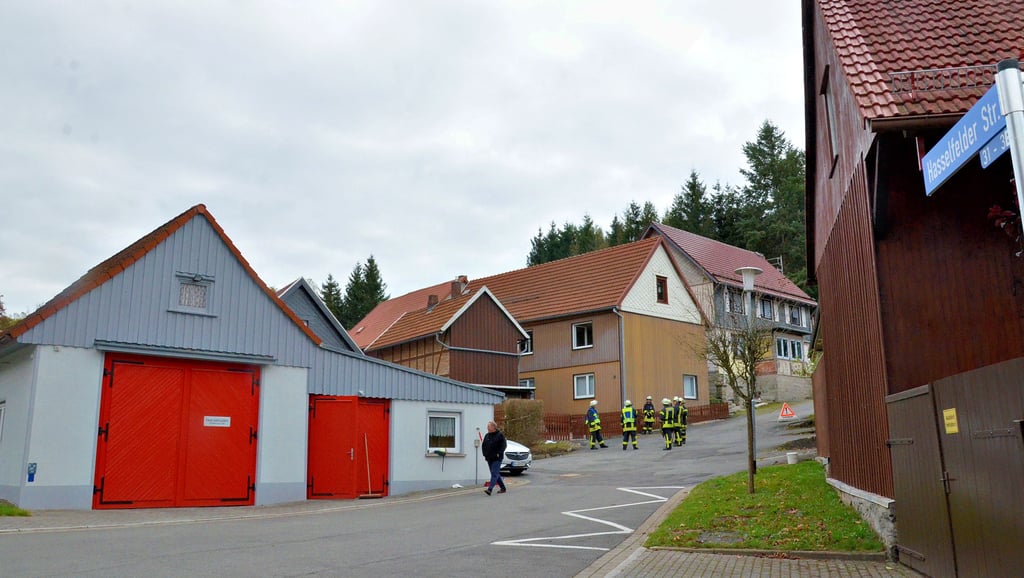 In einem Haus an der Hasselfelder Straße in Trautenstein, gleich hinter dem Feuerwehrgerätehaus, hat sich frühen Sonntagmorgen eine Explosion ereignet. Verantwortlich dafür war eine bisher unbekannte Substanz im Keller.