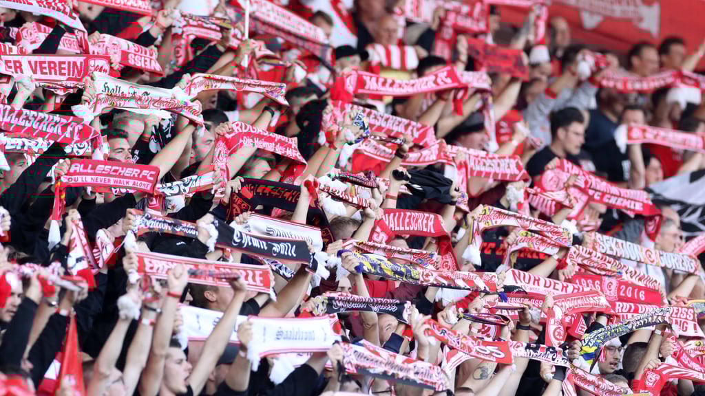 Nach dem Drittliga-Fußballspiel Hallescher FC gegen den 1. FC Saarbrücken haben HFC-Fans einen Shuttlebus mit auswärtigen Fußballanhängern angegriffen. 