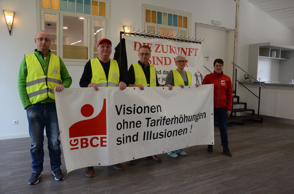 Uwe Buske (von links), Dirk Lehnert, Detlef Plock, Marion Jahn und Christina Scheidt, Mitglieder der Tarifkommission, wollen die Angleichung an den Flächentarif Kautschukindustrie Ost für Eldisy erreichen.