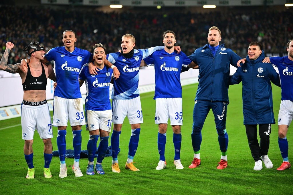 Schalkes Spieler feiern den Last-Minute-Sieg in Hannover vor ihren mitgereisten Fans.