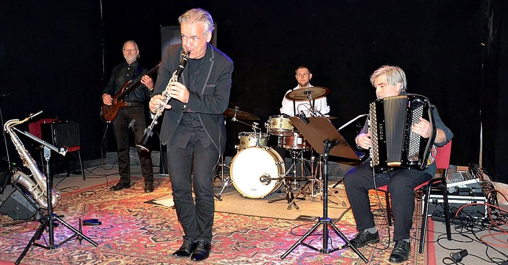 Die Berliner Band KlezFez unterhält die Besucher in der Essenzen-Fabrik Zerbst mit typischer Klezmer-Musik.