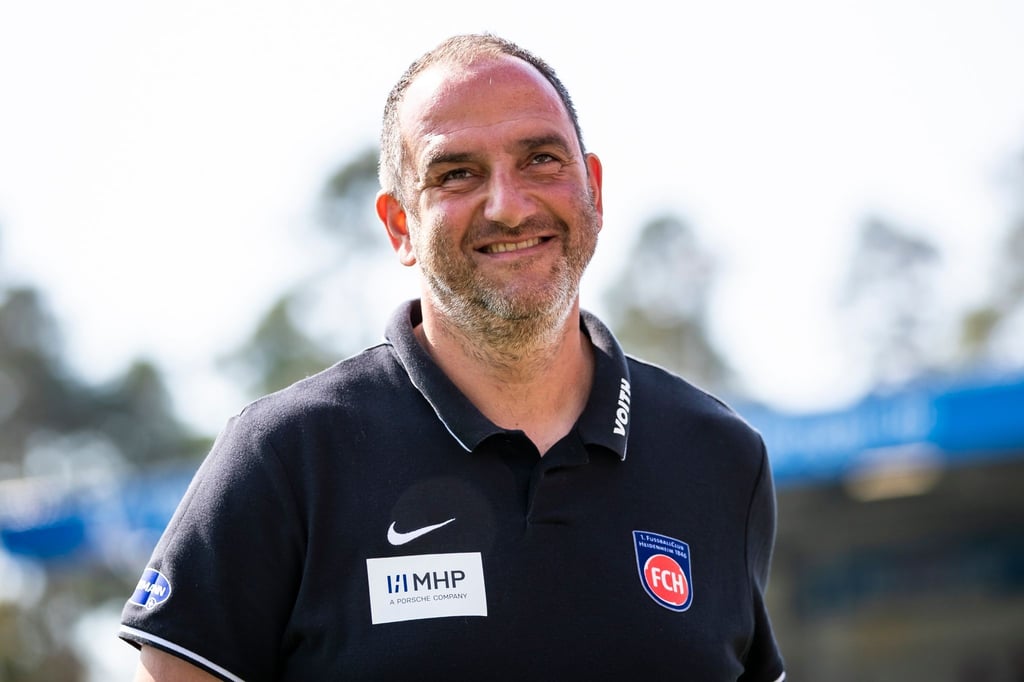 Hat seinen Vertrag in Heidenheim bis zum 30. Juni 2027 verlängert: Trainer Frank Schmidt.