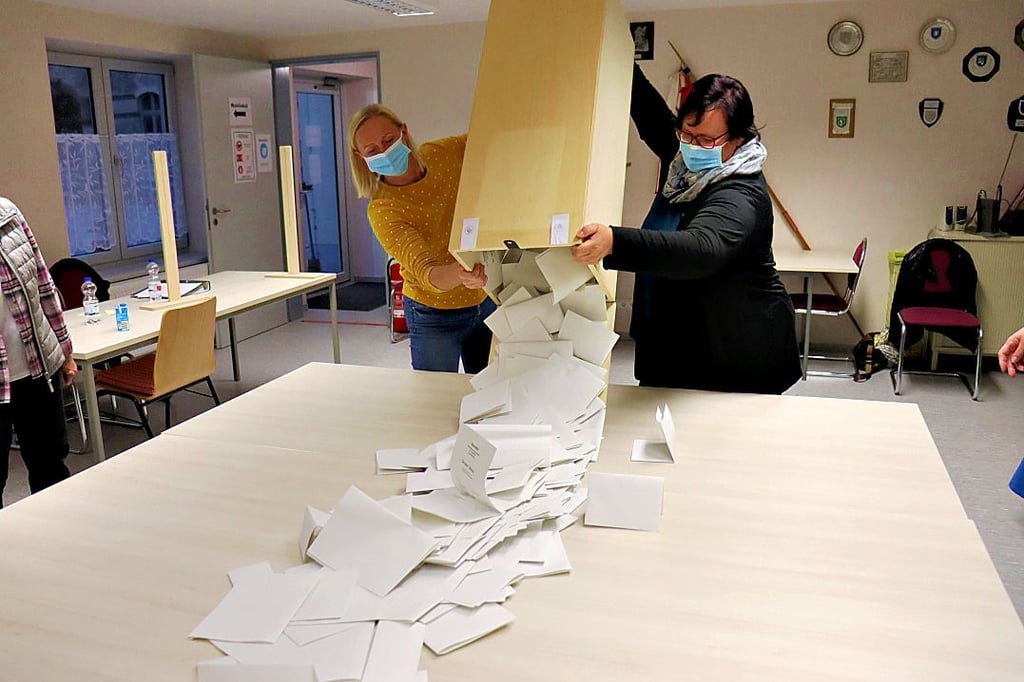 Um 18 Uhr wird die Wahlurne - hier im Wahllokal Dingelstedt, geöffnet und die Wahlscheine landen mit Schwung auf dem Tisch.