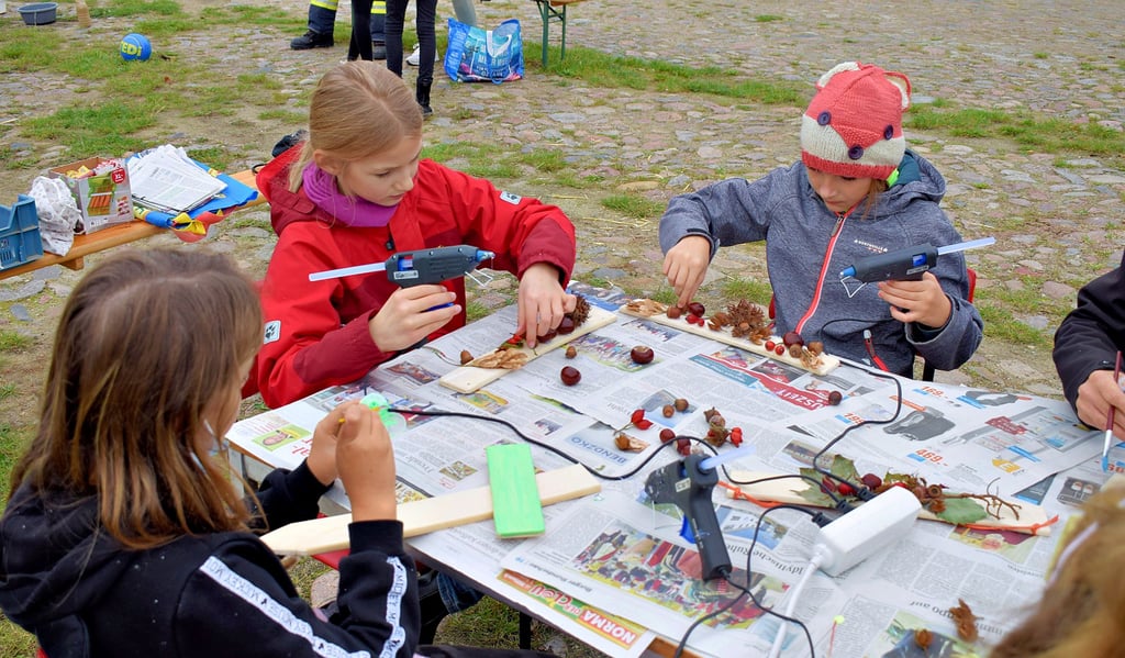Herbstliche Willkommenschilder für die Haustür und fröhliche Pflanzenstecker konnten die Kinder zum Herbstfest in Vehlitz basteln. Besonderer Hingucker unter den frischgesammelten natürlichen Rohstoffen waren die Hüllblätter der Haselnuss.
