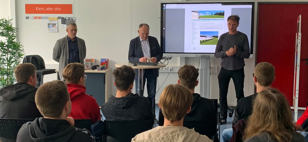Wulf Biallas, Dieter Buchwald und René Müller bei ihrem Geschichtsunterricht an der IGS Landau.