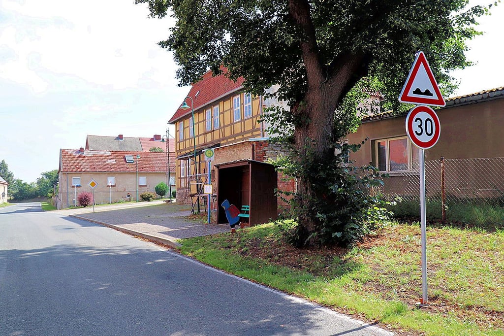 Geschwindigkeitsbegrenzung in Haus Nienburg, allerdings nicht wegen der gefährdeten Kinder, sondern einer Bodenwelle. Hinter dem historischen Gasthaus ist die Zone schon wieder zu Ende.